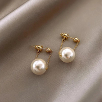Chokore Chokore Dangling Pearl Earrings