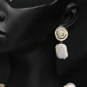 Chokore Chokore Gold Coil Baroque Water Pearl Earrings (White) Chokore Gold Coil Baroque Water Pearl Earrings (White) 